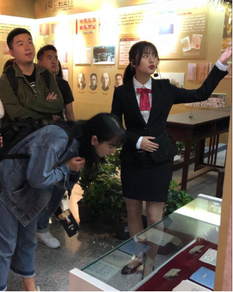 应用技术学院新生参观校史馆,接受校史教育330.png