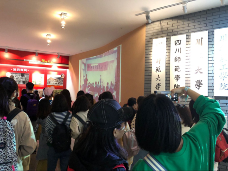 应用技术学院新生参观校史馆,接受校史教育333.png