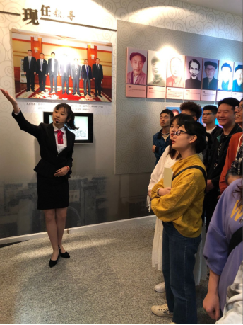 应用技术学院新生参观校史馆,接受校史教育326.png 应用技术学院新生参观校史馆,接受校史教育326.png